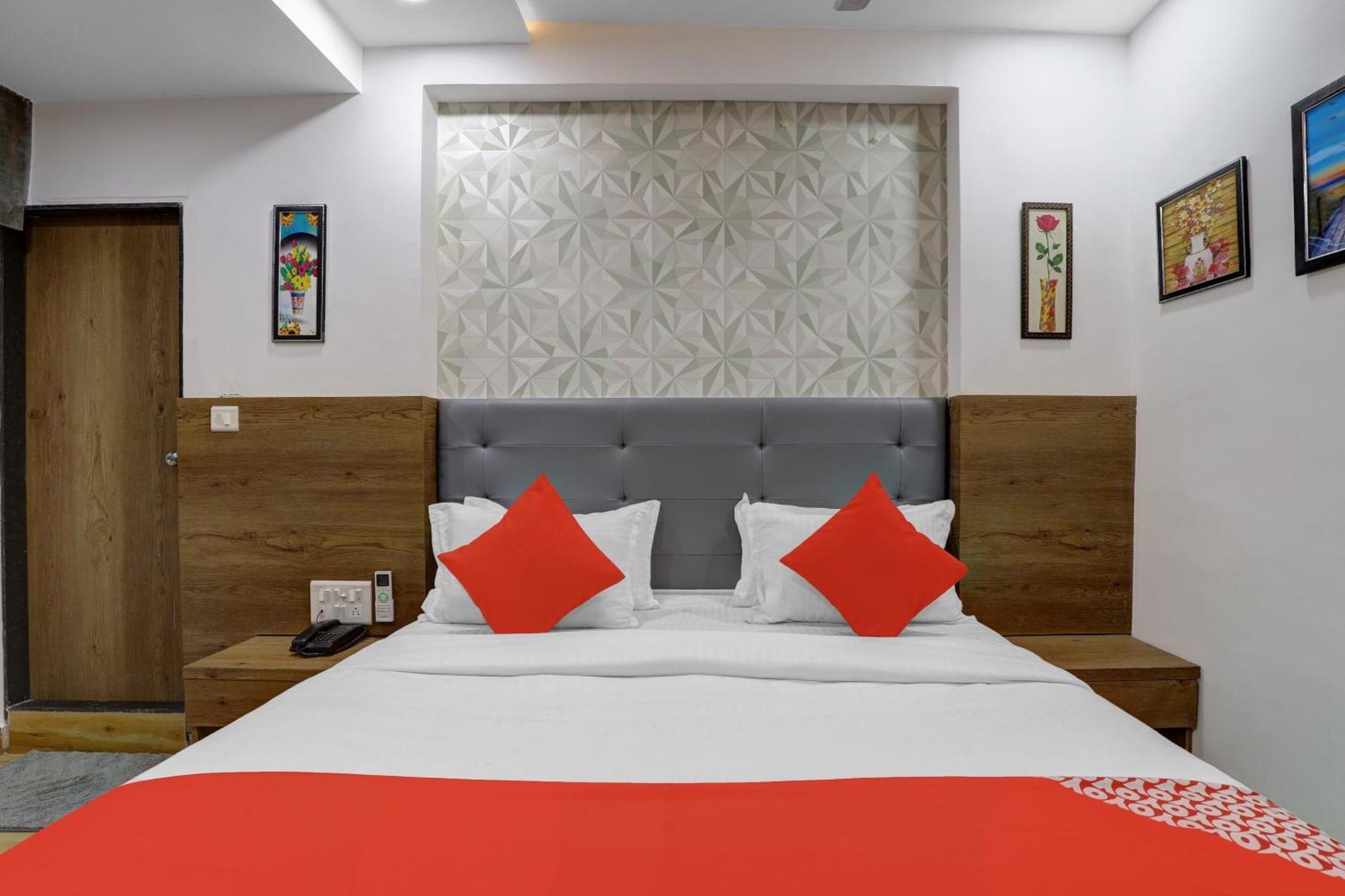 Hotel O R S Palace Ahmedabad Luaran gambar